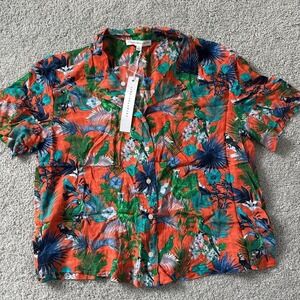 Women's Jungle Print short sleeve button down NWT Size Small Floral Red Vacation